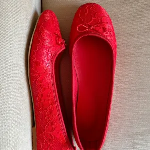 BAILA LACE RED FLATS
