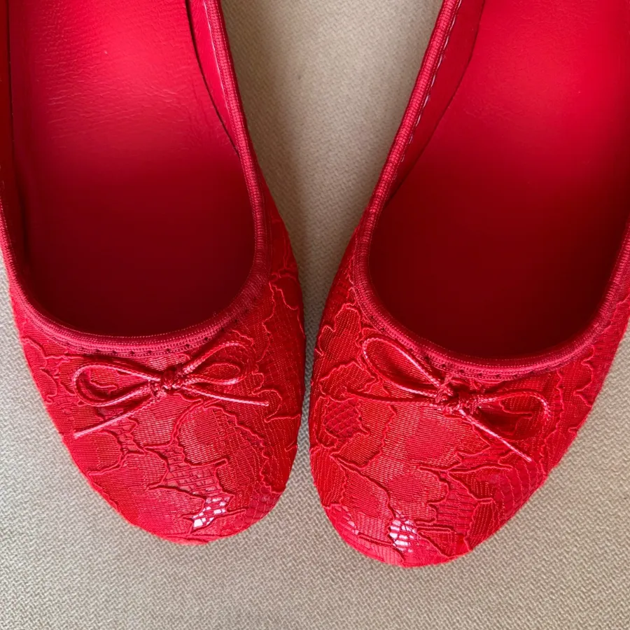 BAILA LACE RED FLATS
