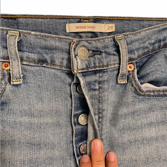 Levi’s wedge mid rise short. Size 29