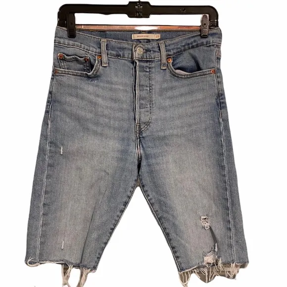 Levi’s wedge mid rise short. Size 29