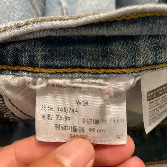 Levi’s wedge mid rise short. Size 29