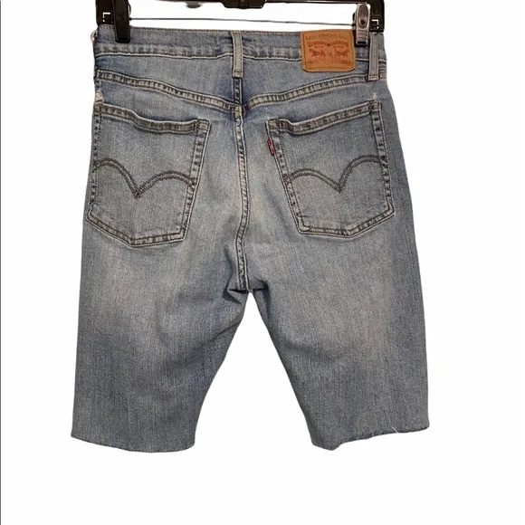 Levi’s wedge mid rise short. Size 29